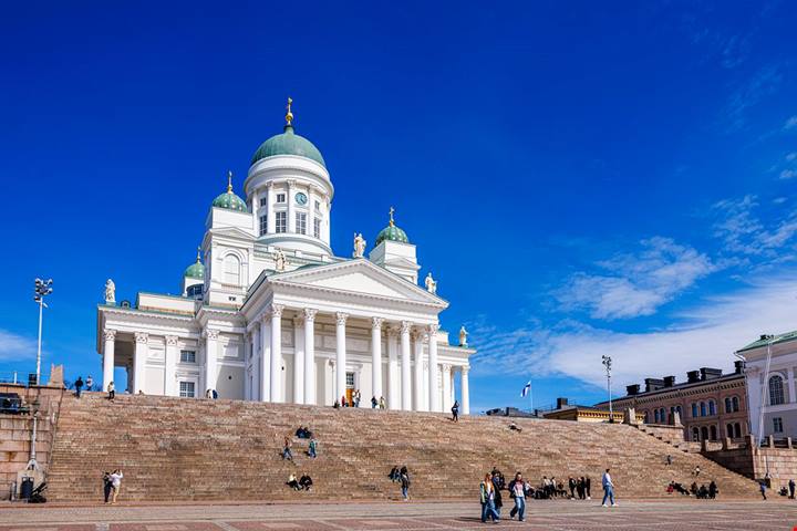 Sembra un tempio classico, ma è la cattedrale che domina dall'alto questa splendida città del Nord