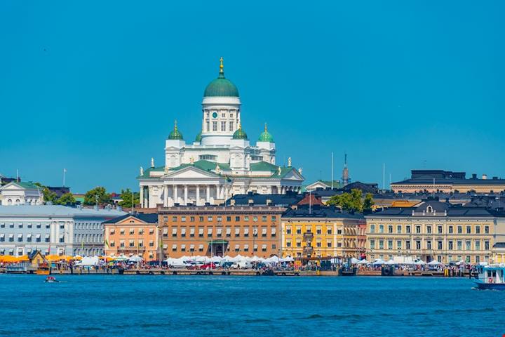 Sembra un tempio classico, ma è la cattedrale che domina dall'alto questa splendida città del Nord