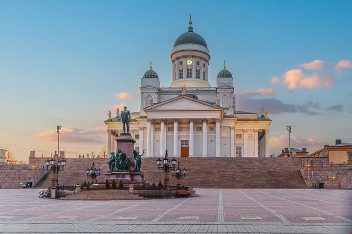 Sembra un tempio classico, ma è la cattedrale che domina dall'alto questa splendida città del Nord
