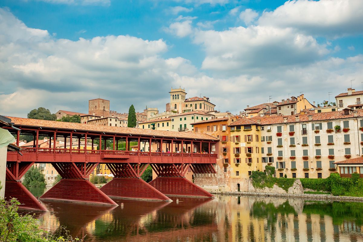 È la capitale italiana della grappa, eppure questa città del Veneto è famosa grazie a... un ponte