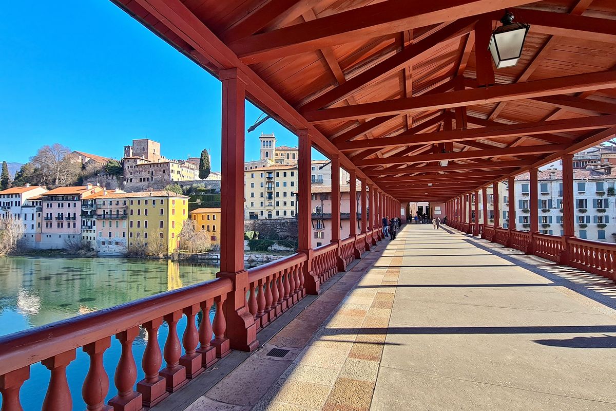 È la capitale italiana della grappa, eppure questa città del Veneto è famosa grazie a... un ponte
