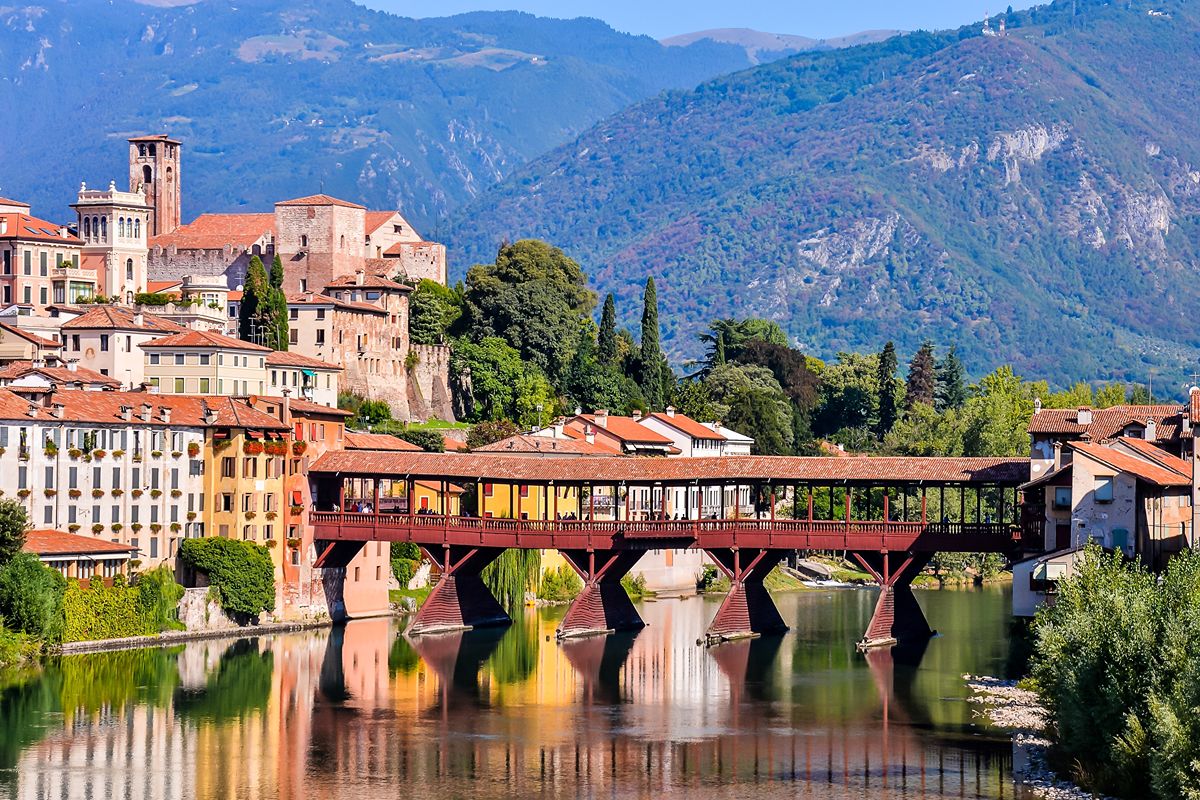 È la capitale italiana della grappa, eppure questa città del Veneto è famosa grazie a... un ponte