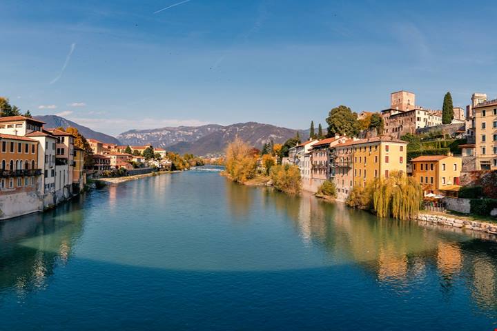 È la capitale italiana della grappa, eppure questa città del Veneto è famosa grazie a... un ponte