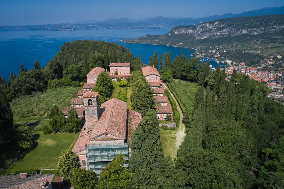 Lo straordinario eremo a 300 metri d'altezza con un panorama unico a picco sul lago di Garda