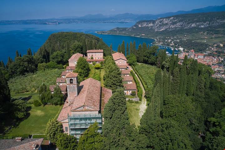 Lo straordinario eremo a 300 metri d'altezza con un panorama unico a picco sul lago di Garda