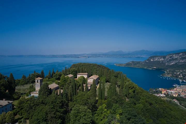 Lo straordinario eremo a 300 metri d'altezza con un panorama unico a picco sul lago di Garda