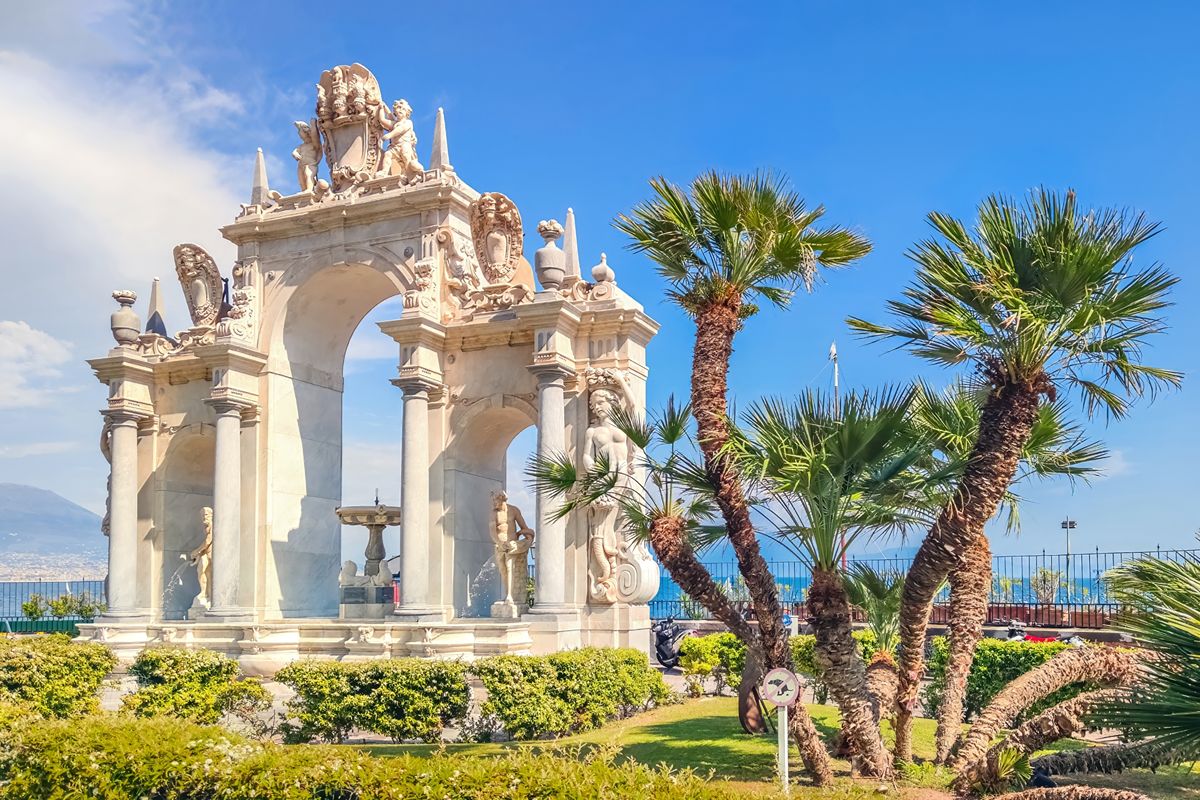 Il suo sfondo è il cielo: questa fontana incornicia uno dei panorami che tutto il mondo invidia all'Italia