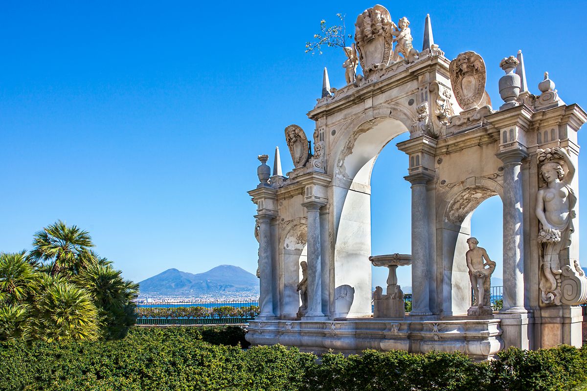 Il suo sfondo è il cielo: questa fontana incornicia uno dei panorami che tutto il mondo invidia all'Italia