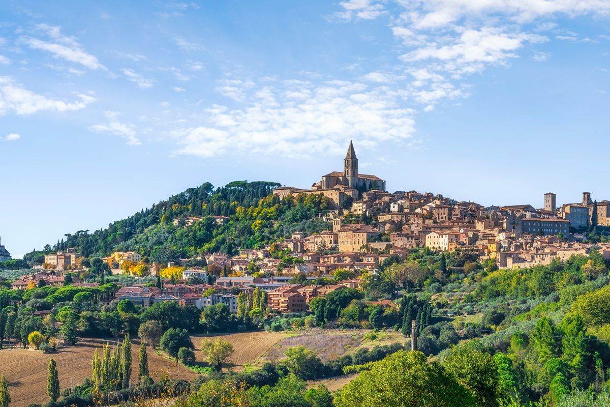 Umbria, fuori le mura di questo borgo sorge il tempio che oggi è un simbolo del Rinascimento italiano