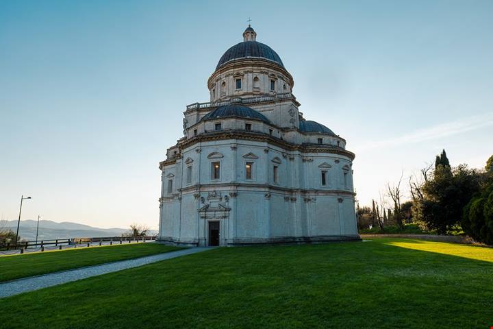 Umbria, fuori le mura di questo borgo sorge il tempio che oggi è un simbolo del Rinascimento italiano