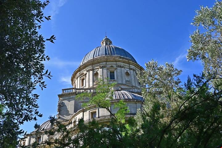 Umbria, fuori le mura di questo borgo sorge il tempio che oggi è un simbolo del Rinascimento italiano