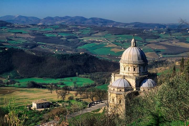 Umbria, fuori le mura di questo borgo sorge il tempio che oggi è un simbolo del Rinascimento italiano