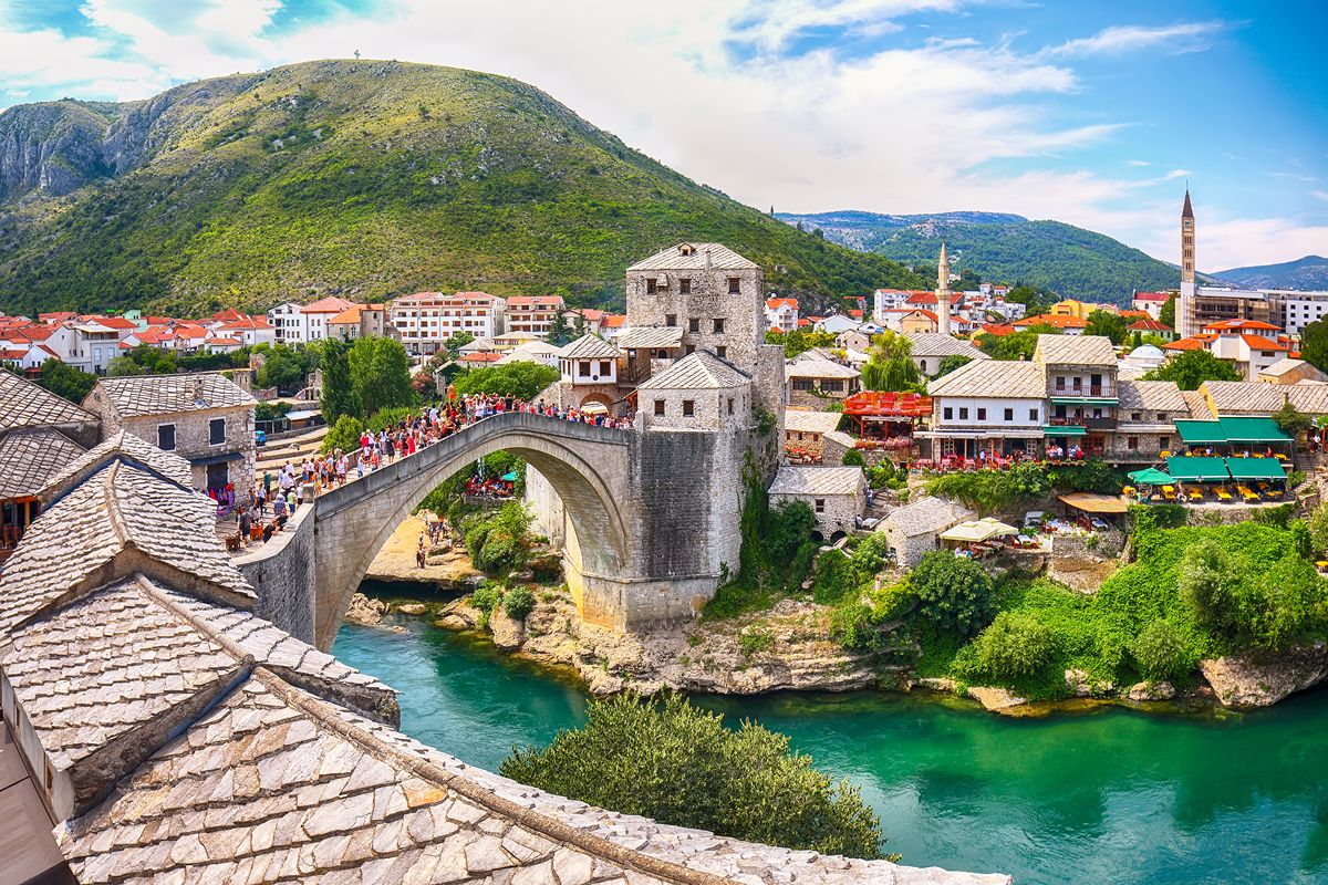Il ponte in pietra ricostruito che unisce due volti di una città speciale: è un luogo della memoria che parla (anche) italiano