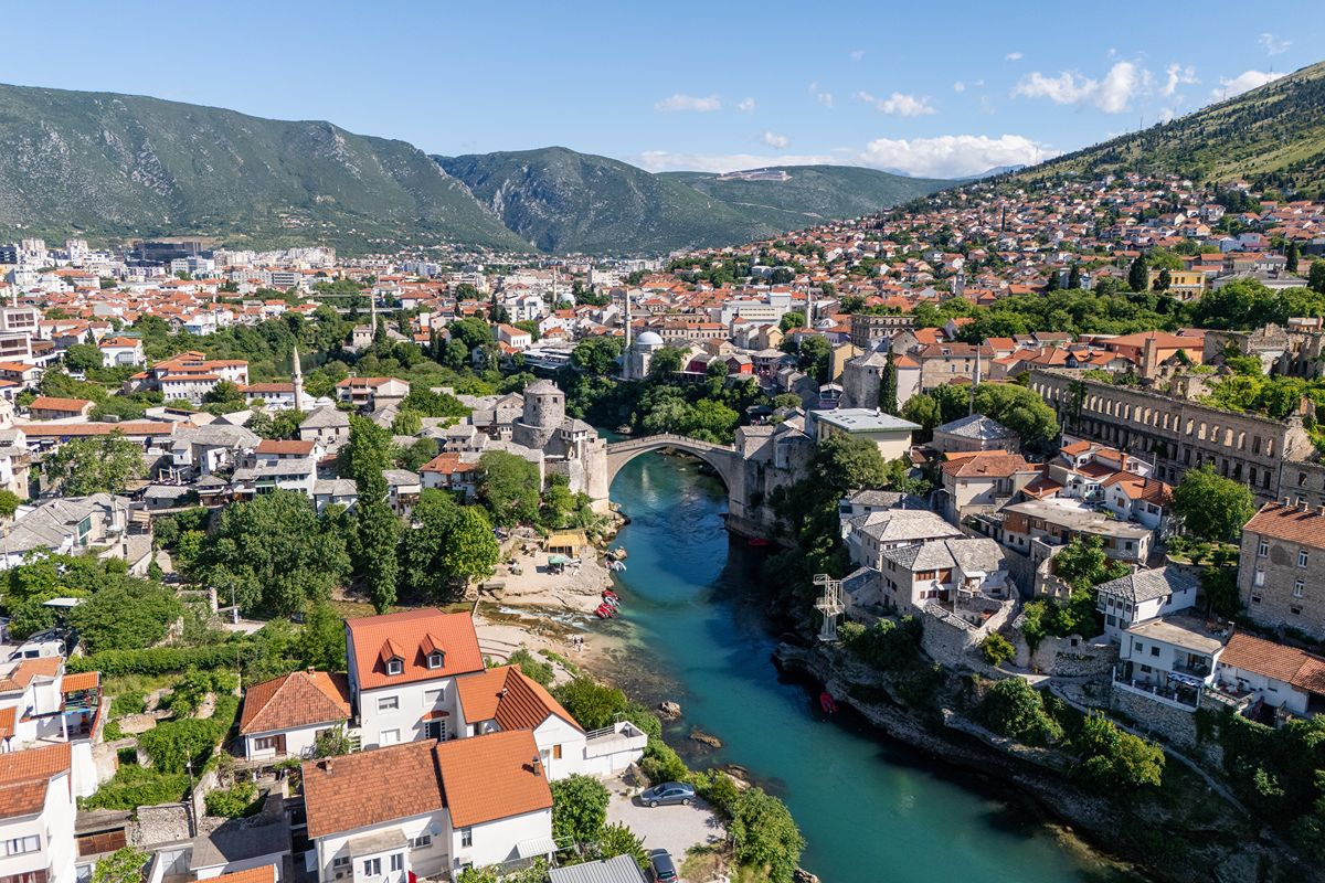 Il ponte in pietra ricostruito che unisce due volti di una città speciale: è un luogo della memoria che parla (anche) italiano