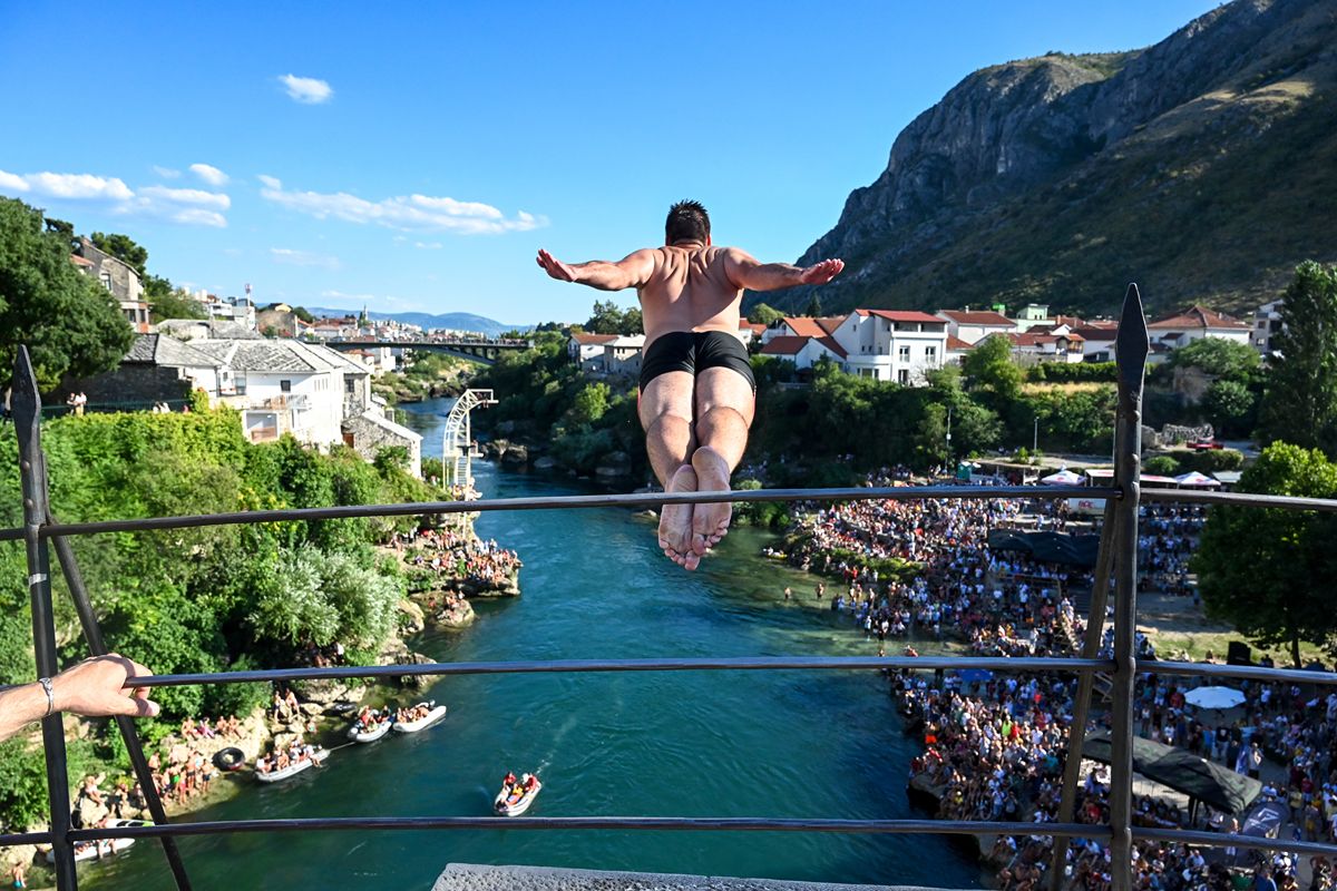 Il ponte in pietra ricostruito che unisce due volti di una città speciale: è un luogo della memoria che parla (anche) italiano