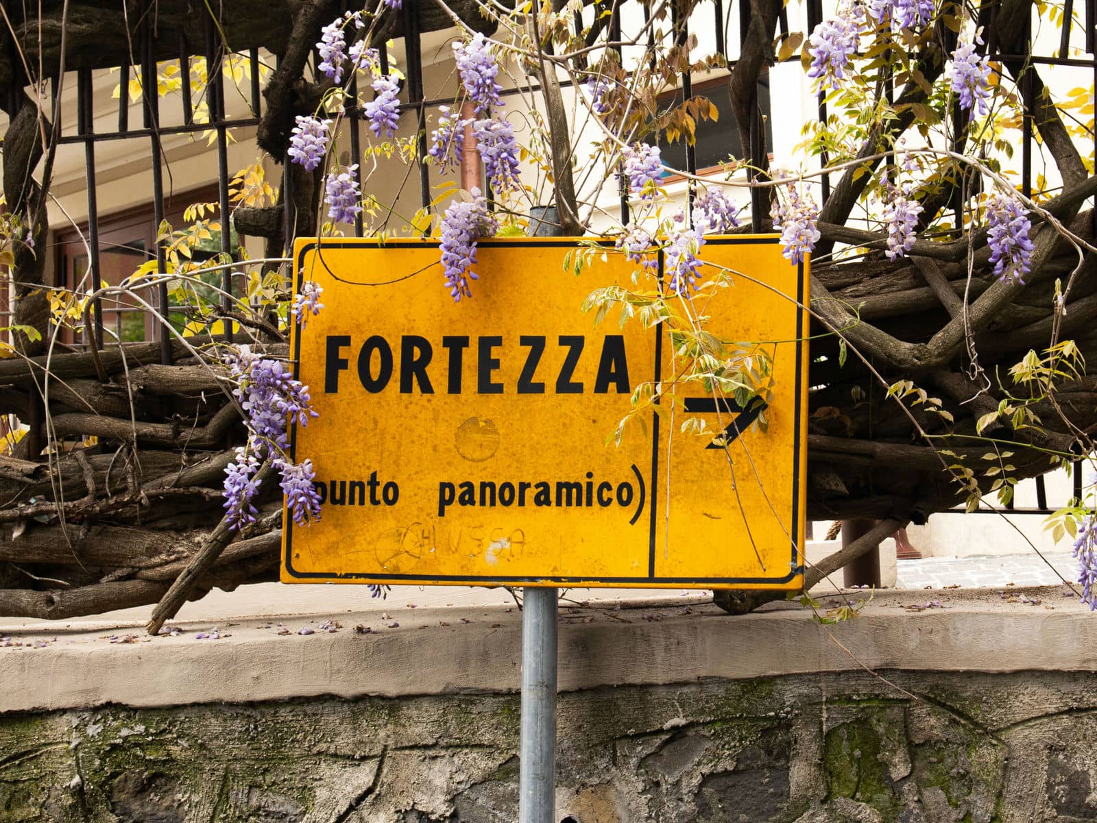 Sembra un dipinto medievale, ma si trova a meno di un'ora da Roma: è la vera fortezza dei sogni