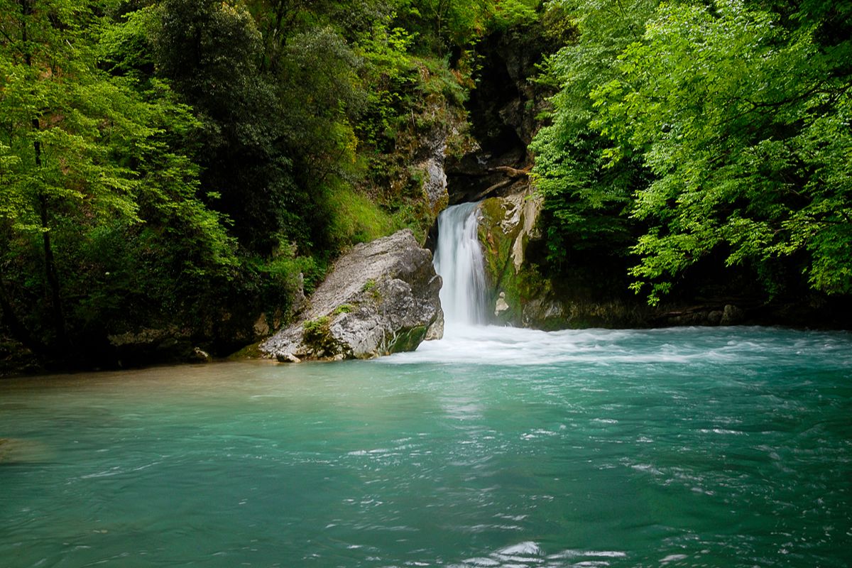 Così bello da sembrare finto: a un'ora da Roma c'è il lago cristallino con le acque che ricordano le Maldive