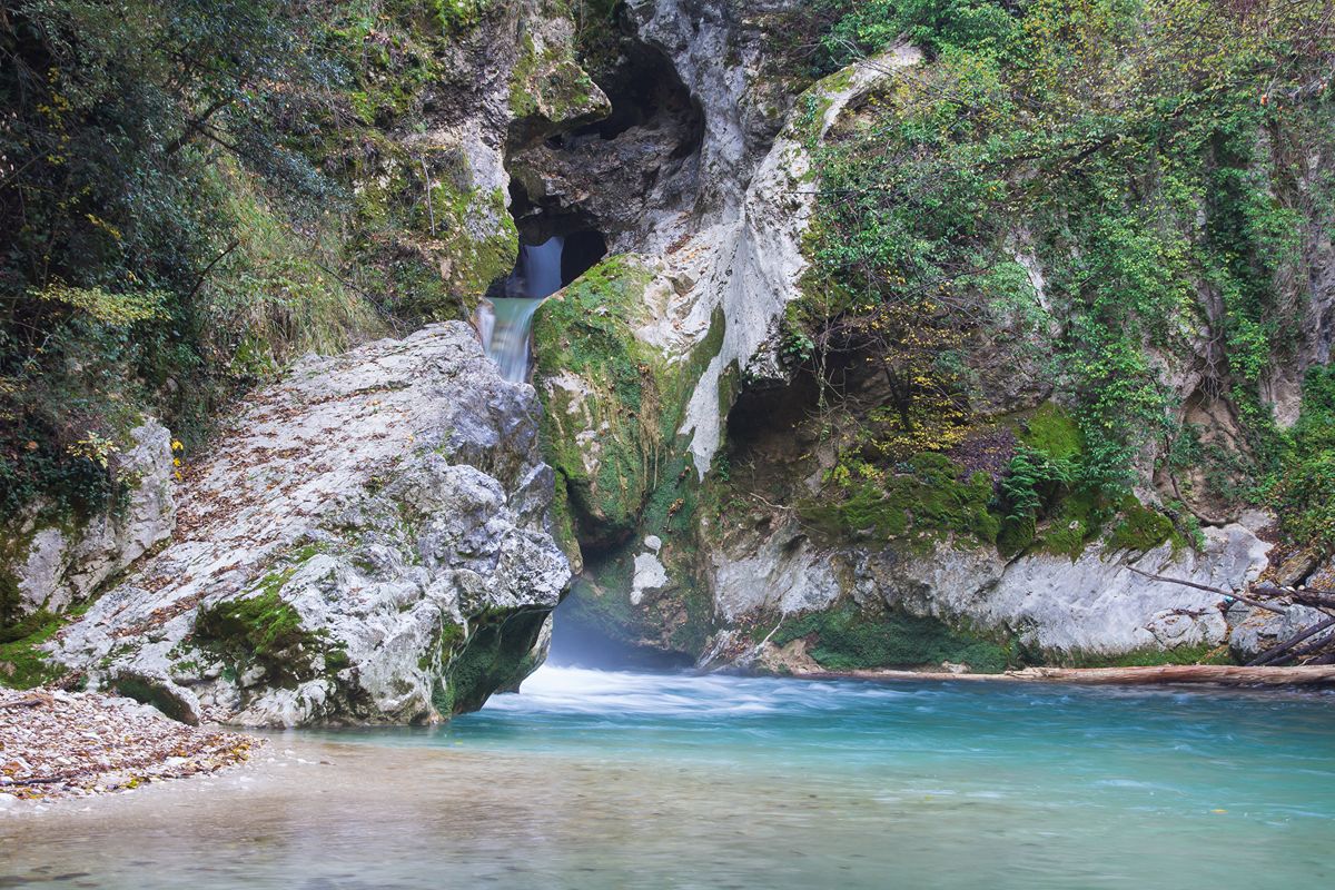 Così bello da sembrare finto: a un'ora da Roma c'è il lago cristallino con le acque che ricordano le Maldive