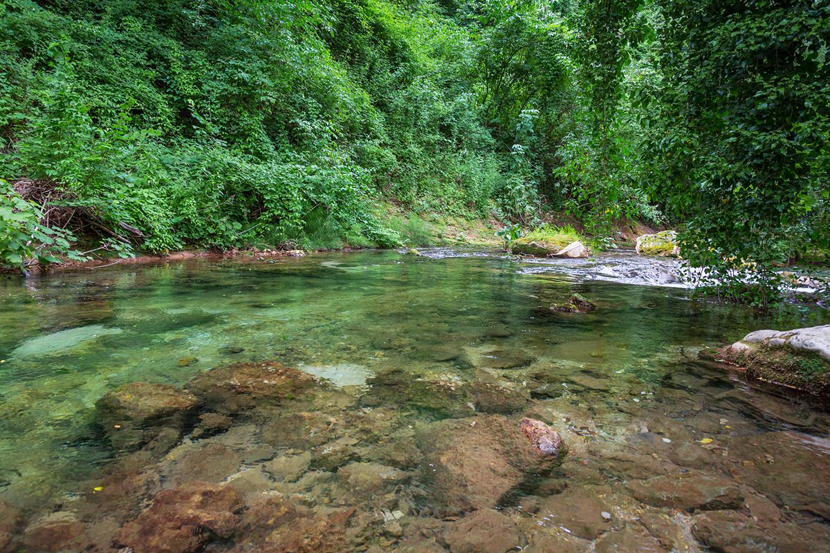 Così bello da sembrare finto: a un'ora da Roma c'è il lago cristallino con le acque che ricordano le Maldive