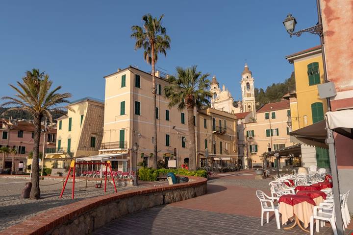 Un labirinto di caruggi e piazzette affacciate sul mare in uno dei borghi più belli della Liguria di Ponente