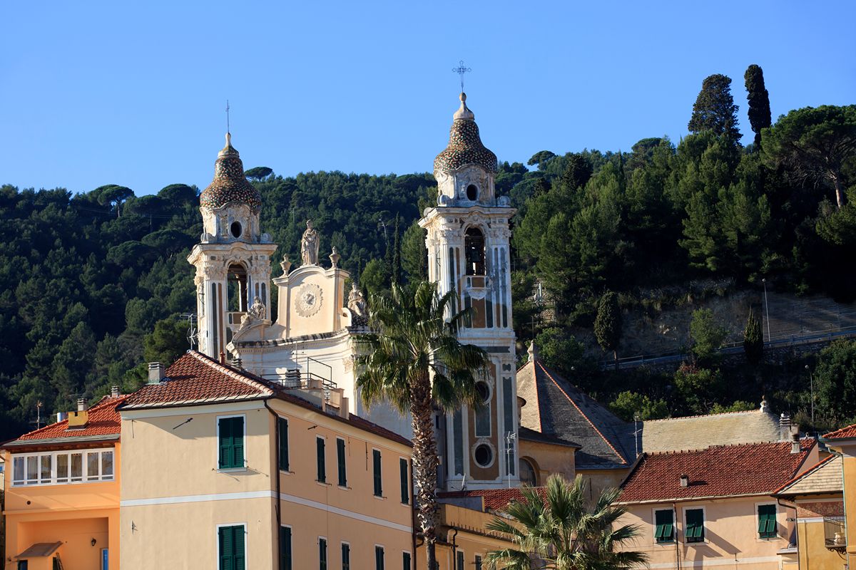 Un labirinto di caruggi e piazzette affacciate sul mare in uno dei borghi più belli della Liguria di Ponente