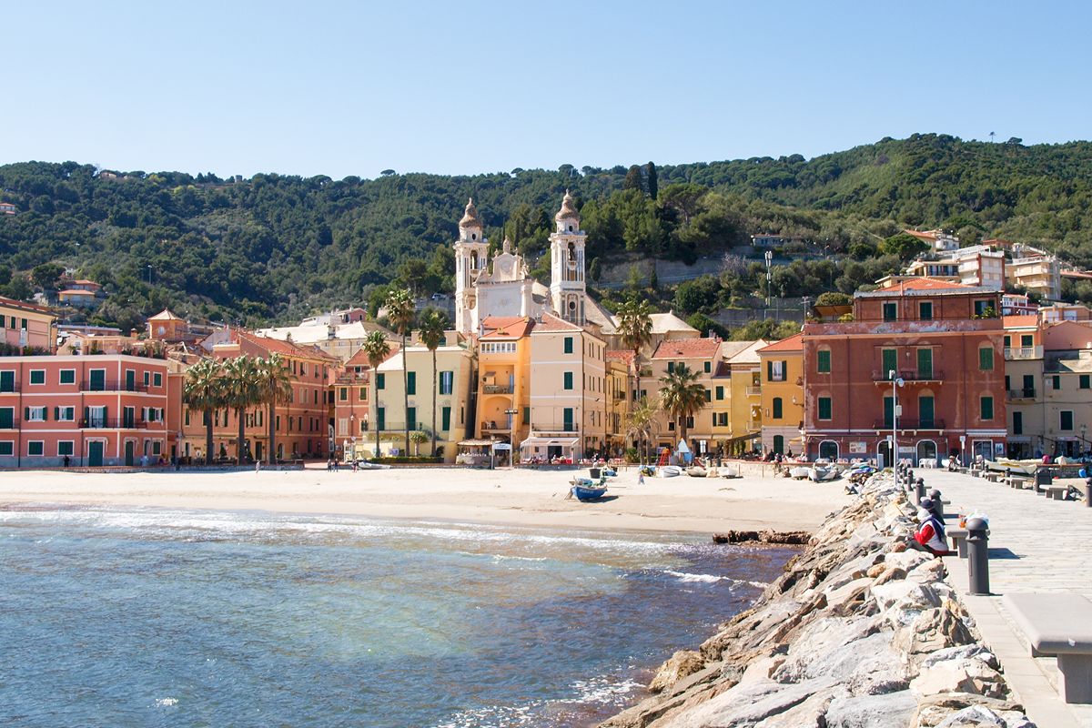 Un labirinto di caruggi e piazzette affacciate sul mare in uno dei borghi più belli della Liguria di Ponente