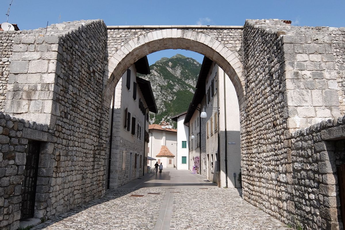 50 anni fa era sull'orlo della scomparsa, oggi questo borgo del Friuli è un'eccellenza di cui parla tutto il mondo