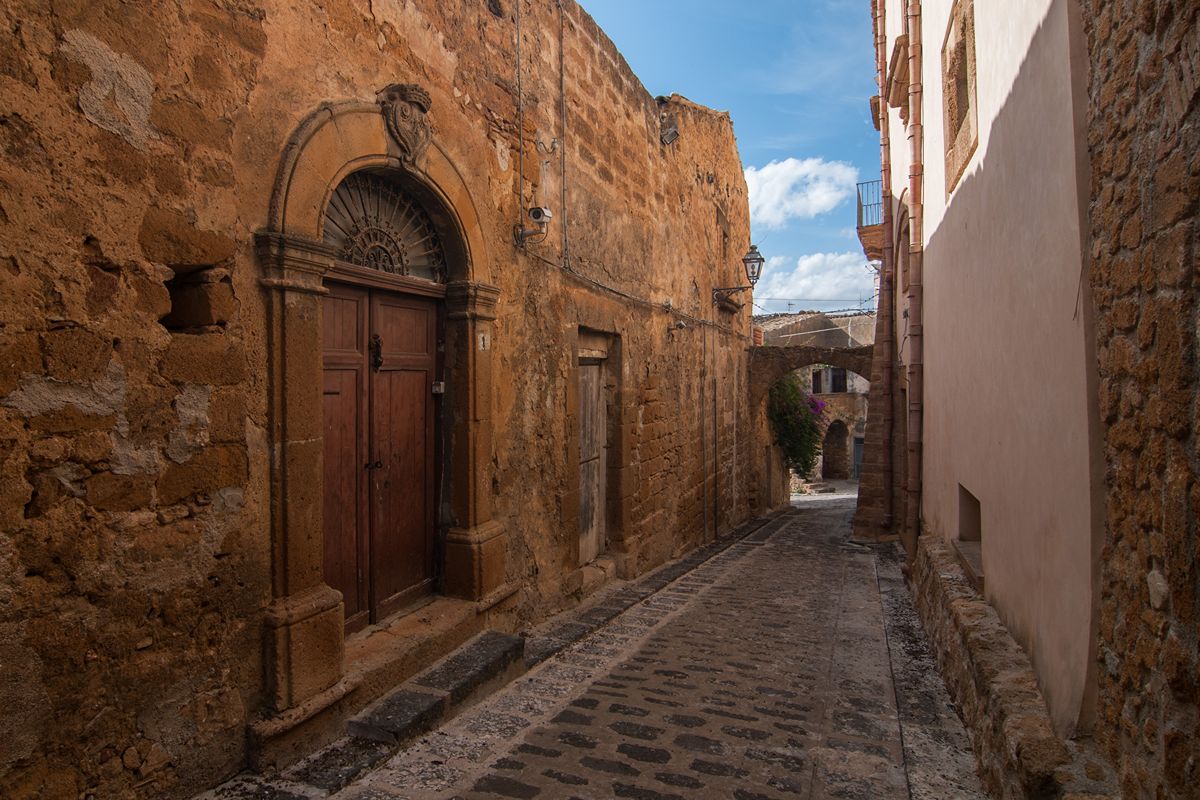 Sicilia, il borgo dei seni delle vergini e delle case di tufo dove respirare le antiche atmosfere saracene
