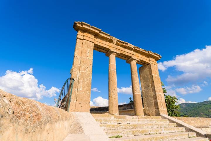 Sicilia, il borgo dei seni delle vergini e delle case di tufo dove respirare le antiche atmosfere saracene