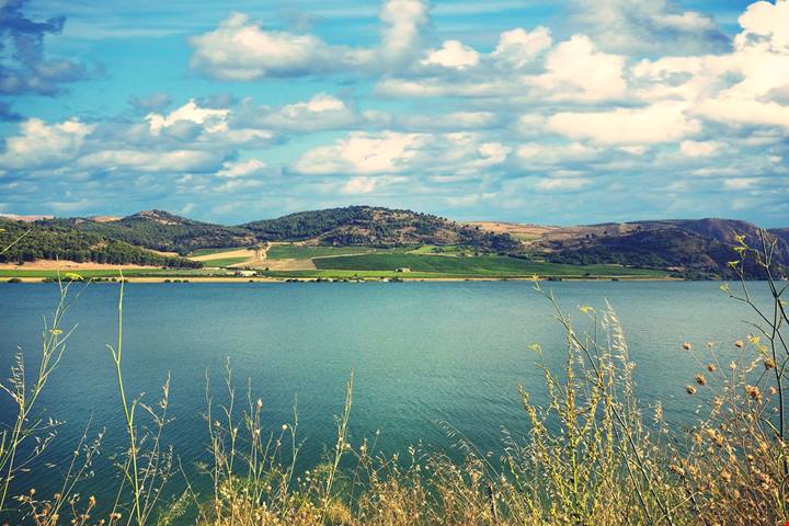Sicilia, il borgo dei seni delle vergini e delle case di tufo dove respirare le antiche atmosfere saracene