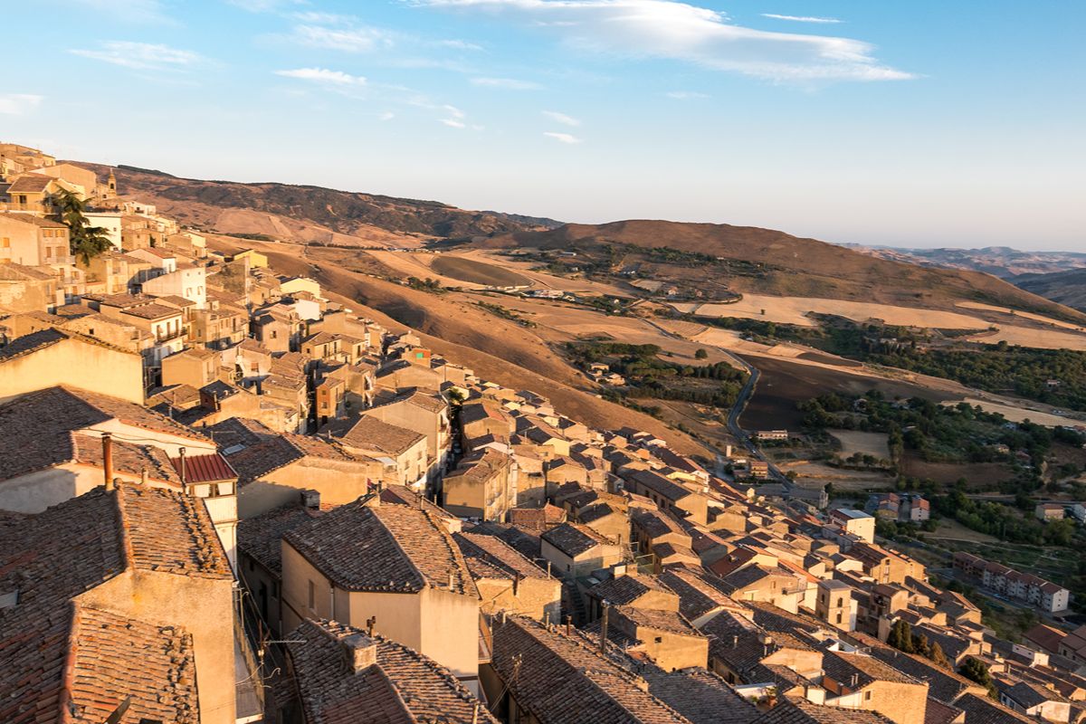 Il gioiello delle Madonie che domina la Sicilia dall'alto: è il borgo che trasforma la roccia in capolavoro d'arte medievale