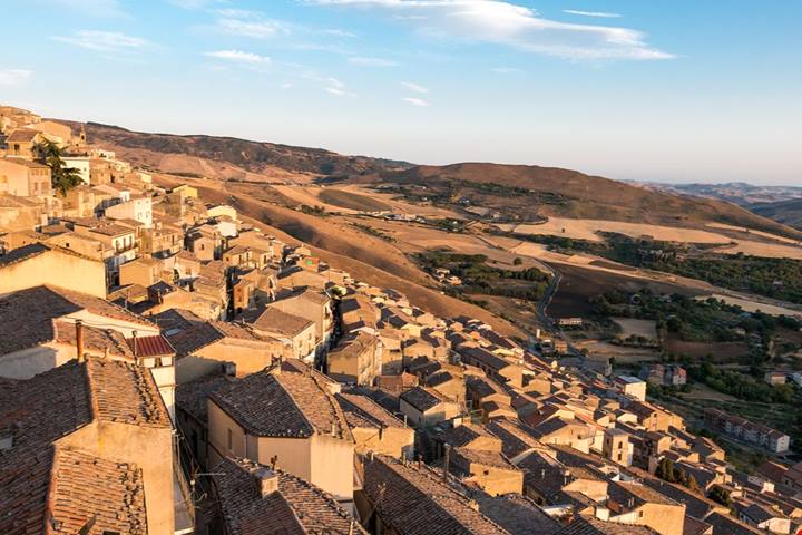 Il gioiello delle Madonie che domina la Sicilia dall'alto: è il borgo che trasforma la roccia in capolavoro d'arte medievale
