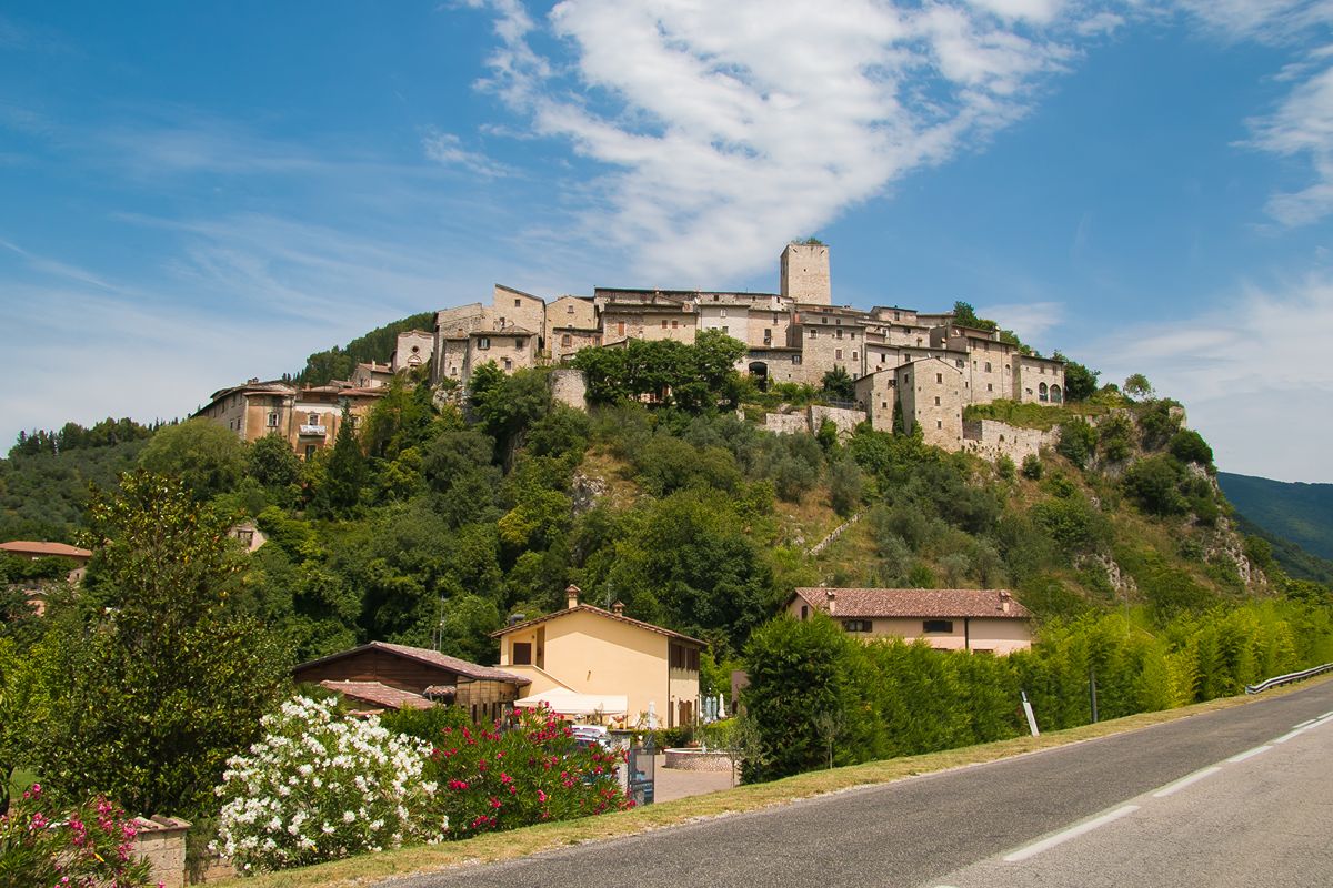 Tra acque turchesi e resti romani, questo ipercorso ciclopedonale in Umbria costeggia il fiume lungo l'antica ferrovia