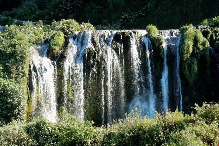 Tra acque turchesi e resti romani, questo ipercorso ciclopedonale in Umbria costeggia il fiume lungo l'antica ferrovia