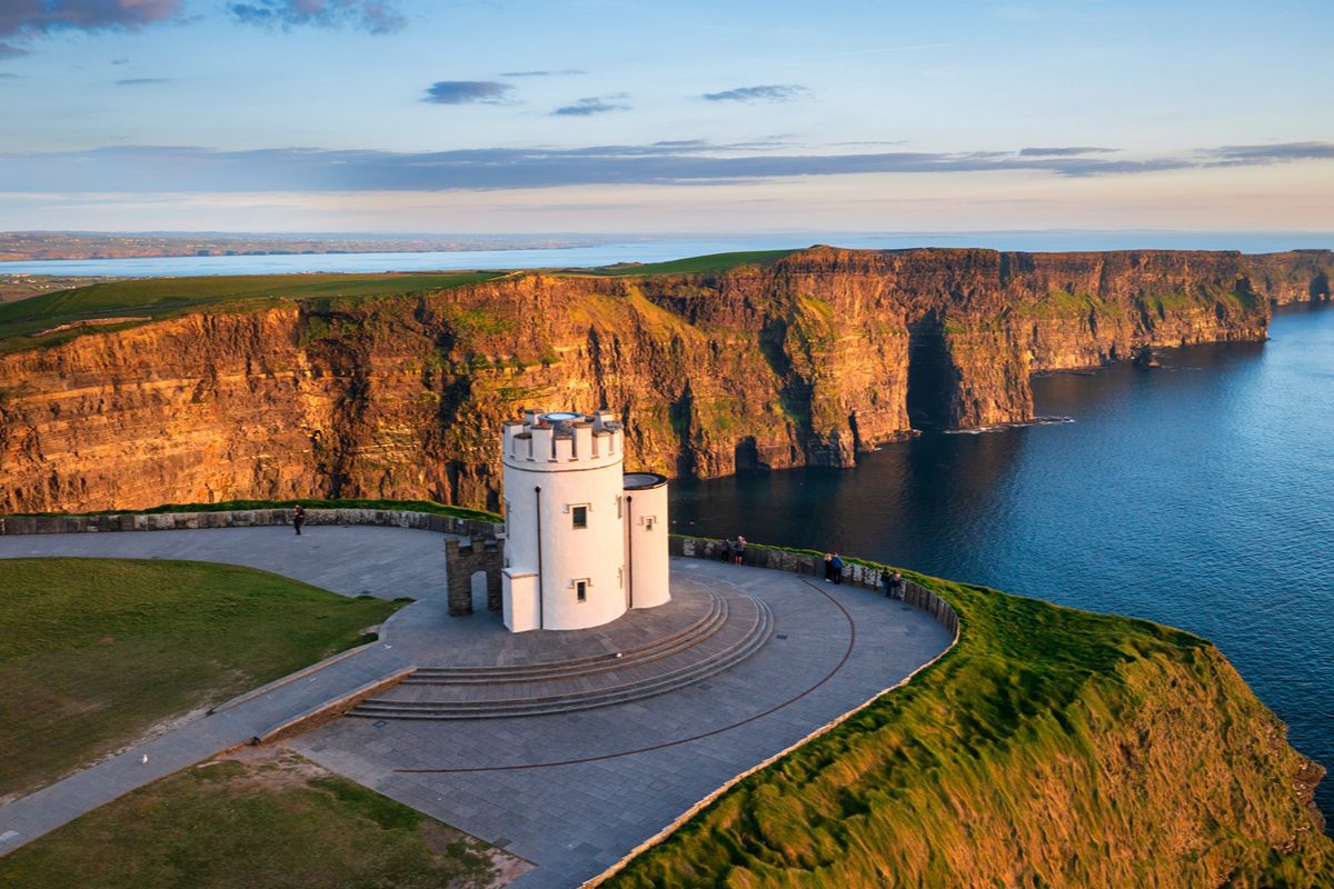 Irlanda, qui il mare si ammira sulle scogliere più famose d'Europa che hanno incantato anche il cinema