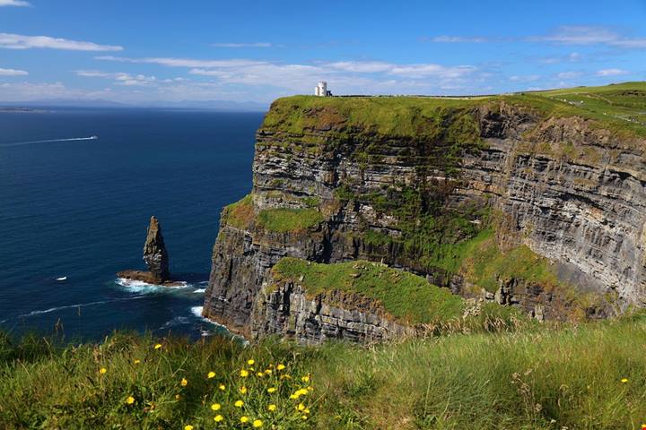 Irlanda, qui il mare si ammira sulle scogliere più famose d'Europa che hanno incantato anche il cinema