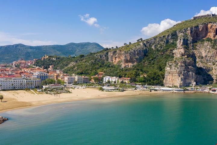 Lazio, l'antico tempio che domina il Tirreno dalla cima del monte è il simbolo millenario di questa città sul mare