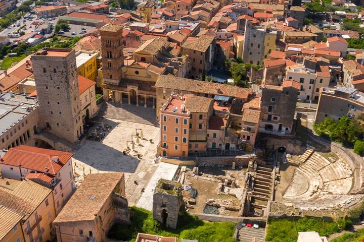 Lazio, l'antico tempio che domina il Tirreno dalla cima del monte è il simbolo millenario di questa città sul mare