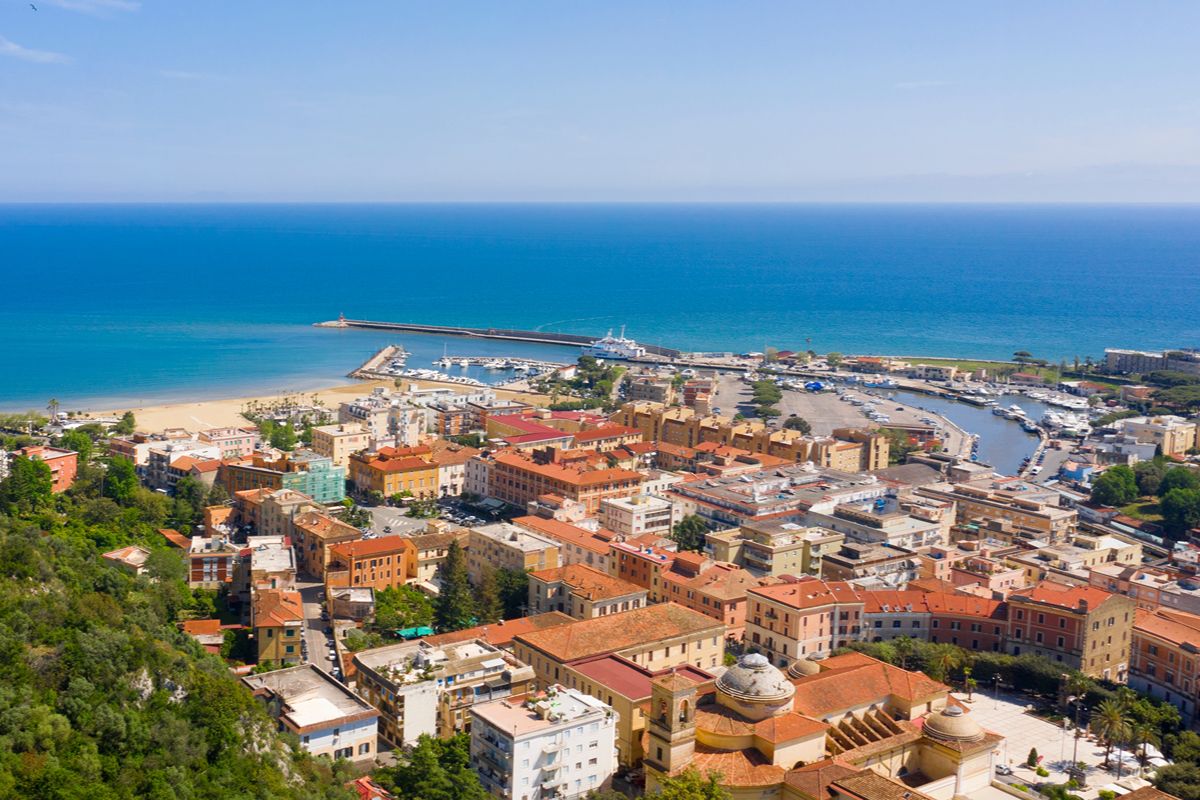 Lazio, l'antico tempio che domina il Tirreno dalla cima del monte è il simbolo millenario di questa città sul mare