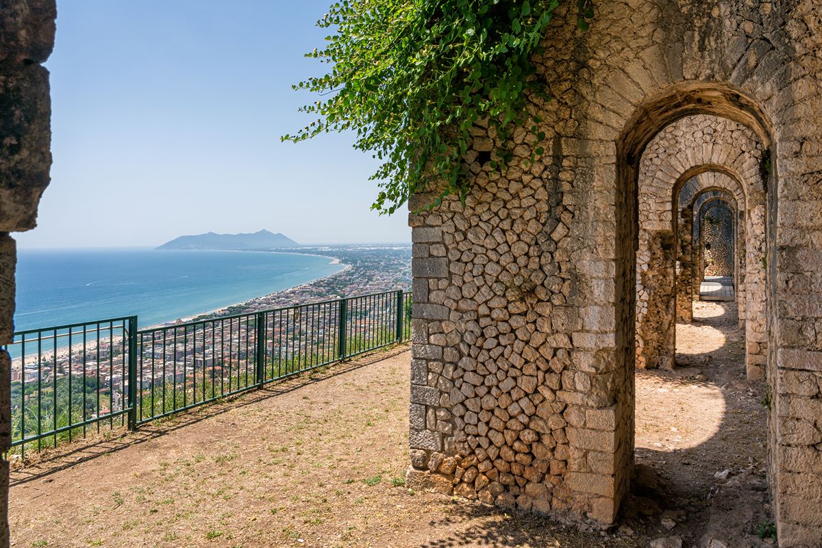 Lazio, l'antico tempio che domina il Tirreno dalla cima del monte è il simbolo millenario di questa città sul mare