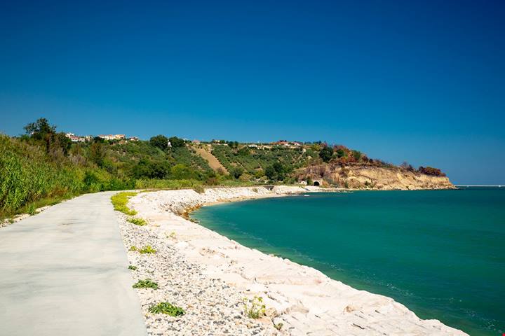 Tra mare e riserve naturali, un tour in bici elettrica alla scoperta dei borghi e dei trabocchi più suggestivi d'Abruzzo