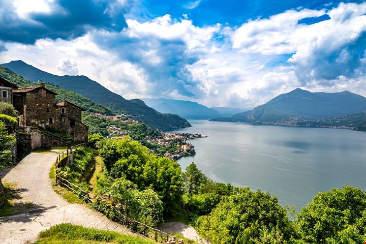 La valle pacifica nascosta dal Lago di Como è il luogo dove la natura selvaggia incontra le due anime della Lombardia
