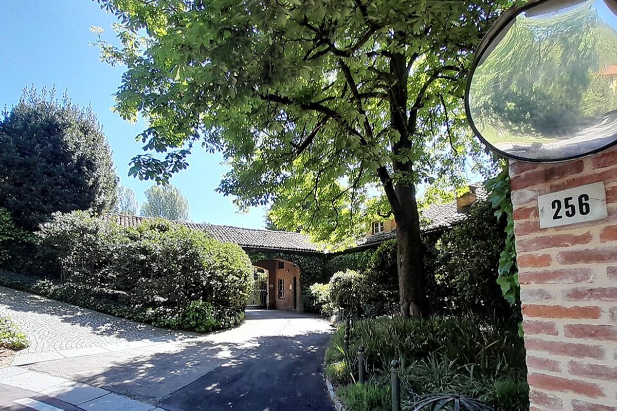 29 camere e 3 ettari di giardino: a Torino hanno messo in vendita la reggia più famosa del '900