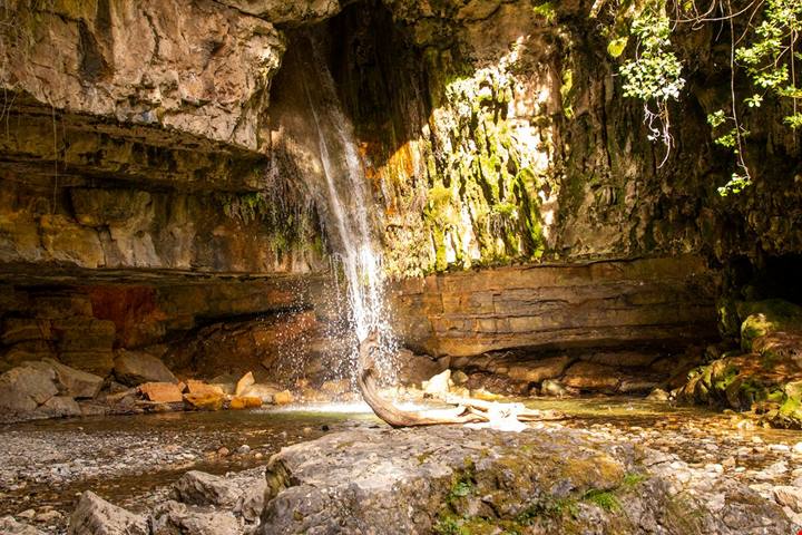 Sardegna, il borgo della longevità dove la natura regala cascate e gole spettacolari nel cuore della Barbagia