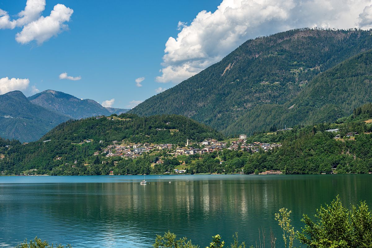 In Trentino c'è un lago dove si può fare lo sci nautico, ed è un vero paradiso per gli sportivi con spiagge Bandiera Blu