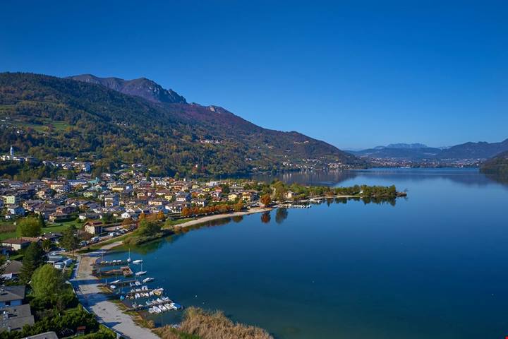 In Trentino c'è un lago dove si può fare lo sci nautico, ed è un vero paradiso per gli sportivi con spiagge Bandiera Blu