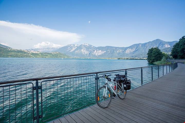 In Trentino c'è un lago dove si può fare lo sci nautico, ed è un vero paradiso per gli sportivi con spiagge Bandiera Blu