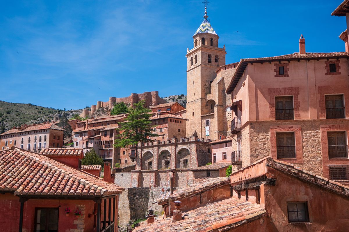Spagna, lo straordinario borgo delle mura rosse che domina l'Aragona da 1200 metri d'altezza