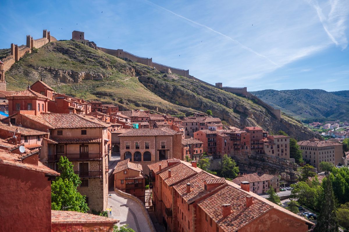Spagna, lo straordinario borgo delle mura rosse che domina l'Aragona da 1200 metri d'altezza