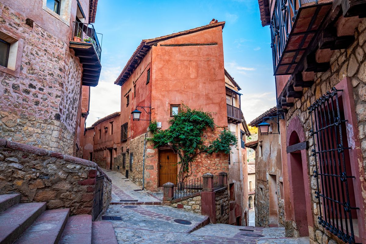Spagna, lo straordinario borgo delle mura rosse che domina l'Aragona da 1200 metri d'altezza